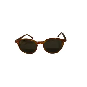 Ett par riktigt feta solglasögon ifrån John Henric inför sommaren 😎7,5/10 skick och är bruna 🔥🔥