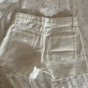 Lågmidjade vita jeansshorts i storlek 34 från H&M !!  • 90’s boyfriend shorts low waist.  