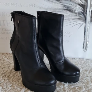 Boots - Jätte dina boots. Dem är i nyskick,andvända 1 gång.