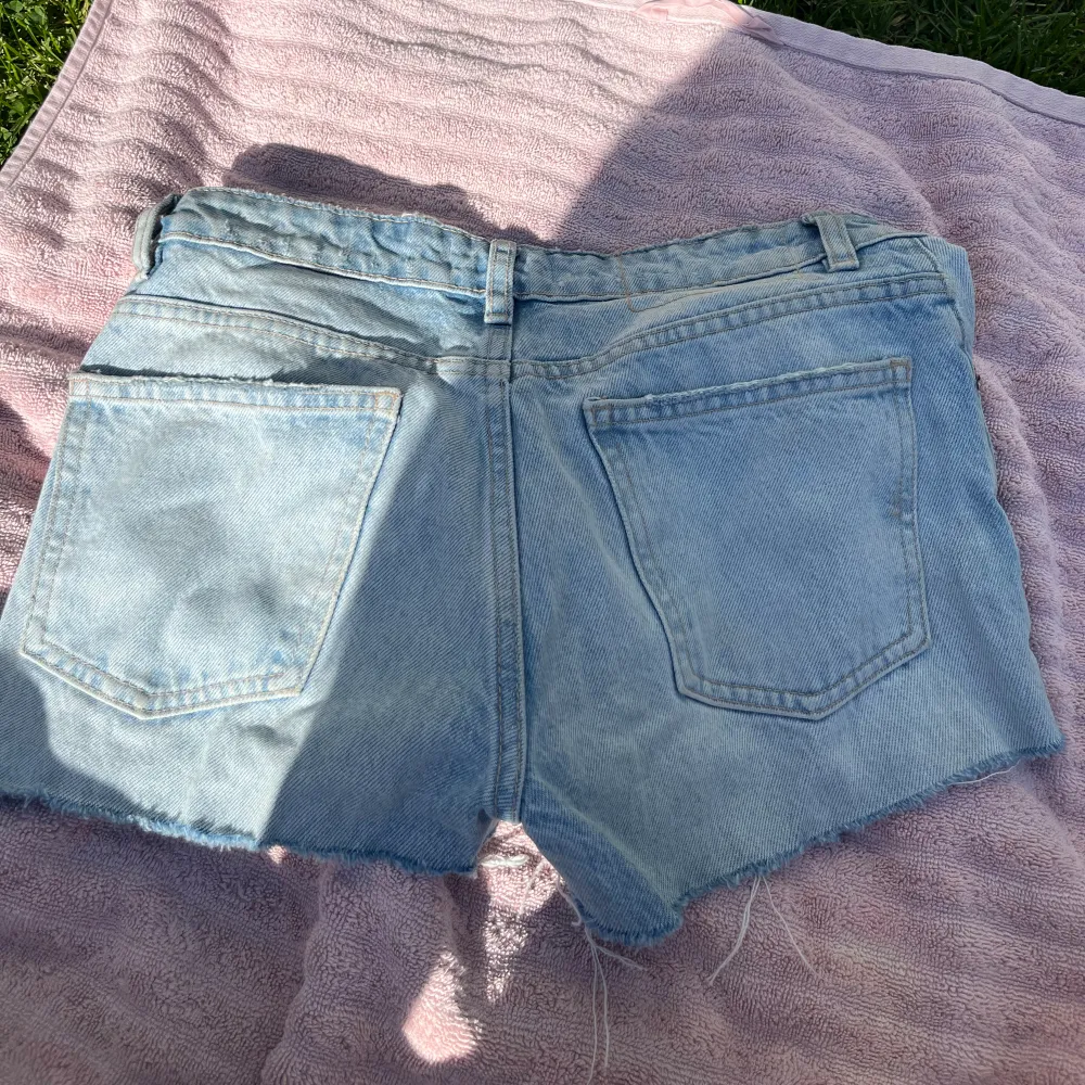 Lågmidjade jeansshorts från zara💞. Shorts.