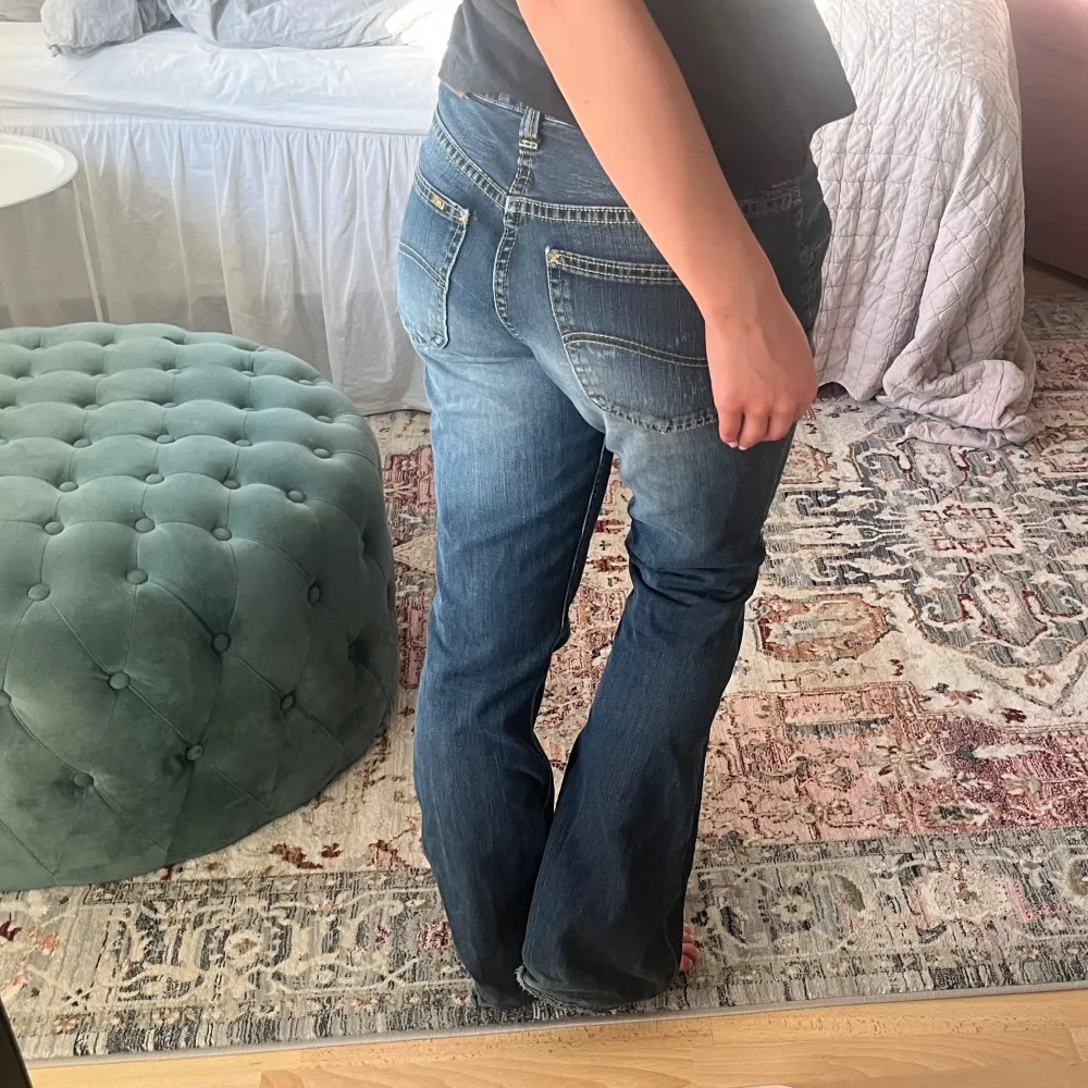 Superfina lågmidjade jeans från lee, sitter fint oversized på mig som vanligtvis har 36❣️. Jeans & Byxor.