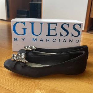 Guess by Marciano ballerina med strass - Nyskick, tygballerina, svart med strassdetalj. Märket Guess, strl 38 1/2.