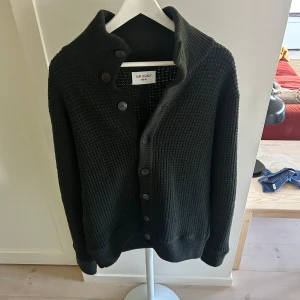 Our Legacy kofta - Gedigen & skön kofta från Our Legacy.  Storlek medium, tts.  Inga defekter eller dylikt. Väl mött. 