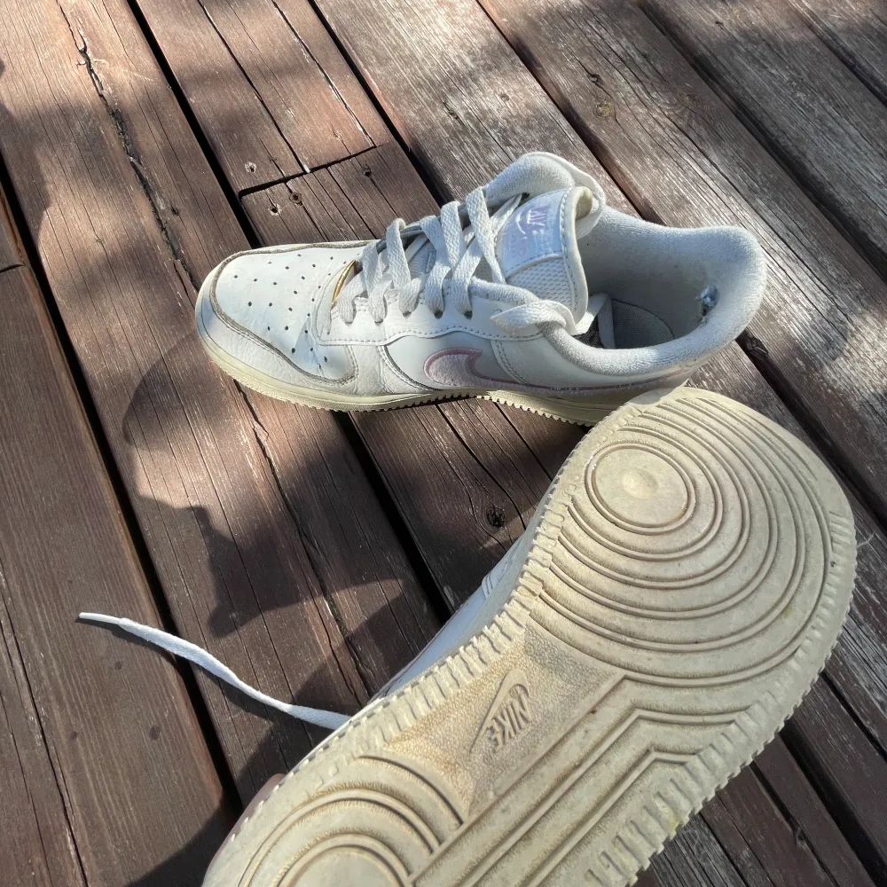 Hej, säljer nu mina vita Nike Air Force Skor, dem är använda mycket och är ganska slitna men funkar fortfarande att användaoch  fortfarande väldigt fina. Säljer dem för dem är försmå för mig och kommer inte till användning längre. Skriv för bilder. Skor.
