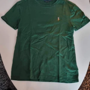 T-shirt Ralph Lauren  - Grön t-shirt från Ralph Lauren i lite glansigare bomullskvalité   Önskas fler bilder är det bara att höra av sig 