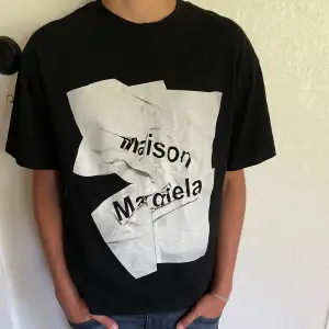 Vi säljer nu denna as snygga t shirten från Maison margiela. Det är storlek 44 som motsvarar ungefär m/s. Skriv vid fler frågor och funderingar!