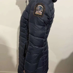 Otroligt fin Parajumper jacka - Säljer en otroligt snygg parajumper jacka som passar perfekt till vintern. Den är i nyskick och använd endast 1 gång. I storlek S/M 💜 500kr rabatt om man köper tillsammans med Canada Goose jackan💜 Orginalpris 6000kr