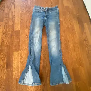 Low rise boot cut jeans som jag har syt om längs ner så de blev mera flare❤️ jättefint skick har använts ungefär 5 gånger och dom är i storlek 13-14 år eller storlek 32