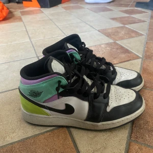 Jordans - Säljer mina Jordans pastel black toe. De är i bra skick men de syns att de är använda. De ör inte särskilt smutsiga så med en snabb tvätt hade de sett super fräscha ut. De är i storlek 38,5 och jag säljer de för 350kr💞