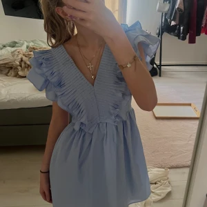 sommarklänning  - SÅ fin! men kommer tyvärr inte till användning pga att jag har för mycket kläder. perfekt nu till sommaren 🥰 använd köp nu! 