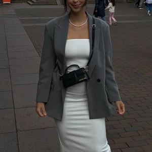 Blazer oversize - Super snygg blazer köpt från Zara i storlek S. Endast använt en gång, alltså på den första bilden. Annars som ny🤍