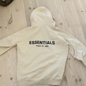 1:1 Essentials FOG hoodie, knappt använd. Galet bra kvalite, kommer med tags. Kontakta mig gärna om du är intresserad. Pris kan diskuteras.