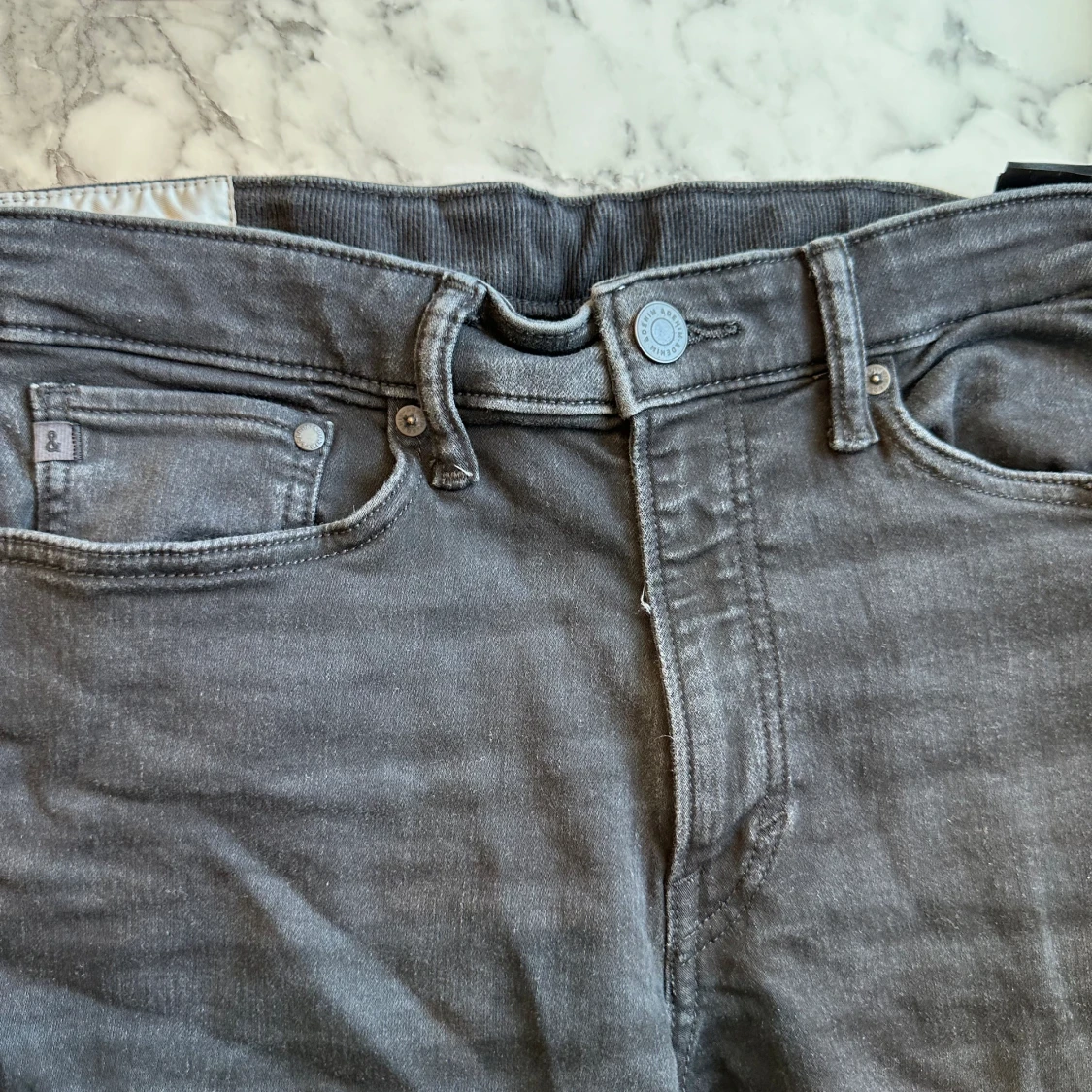 Svarta jeansbyxor  - 91