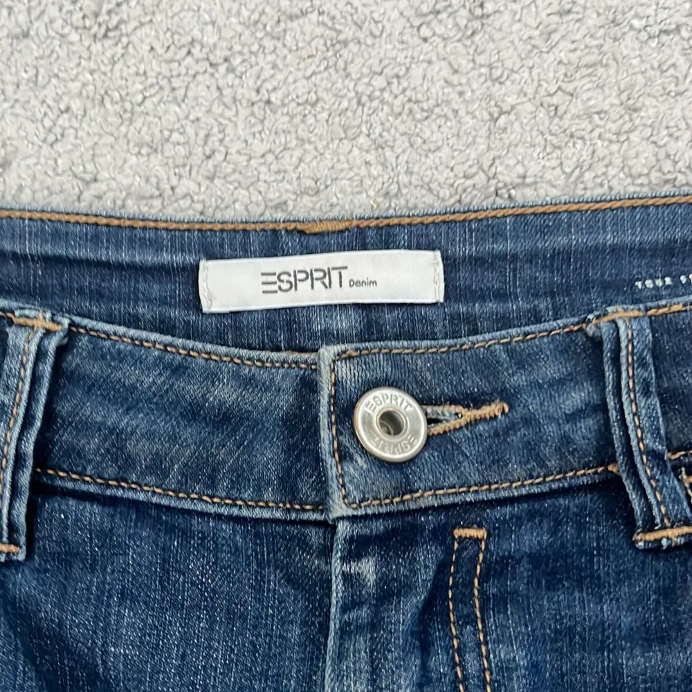 Säljer helt nya bootcut Lågmidjade jeans då dem inte passade mig i smaken tyvärr jätte fina annars!  Midjemått rakt över 39. Jeans & Byxor.