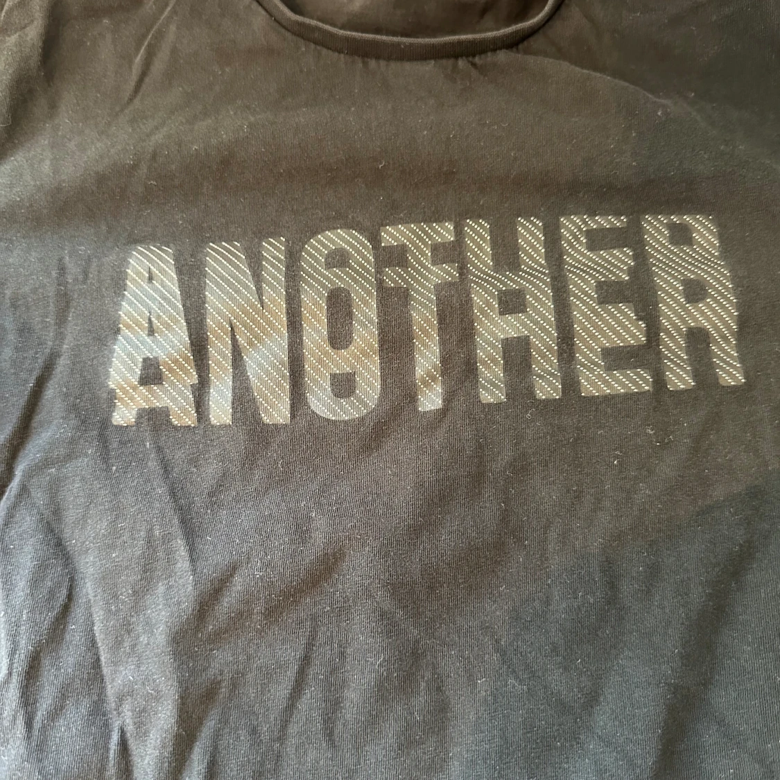 Svart tröja med tryck  - 91