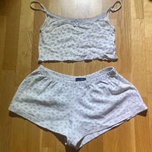 brandy melville pyjamas set - nyskick, magtröja och shorts pyjamas set 