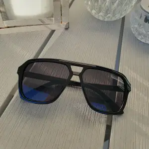 Riktigt snygga solglasögon!  som passar utmärkt nu till sommaren. Har du frågor eller funderingar är det bara att höra av dig!😀