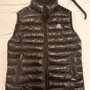 Monclare väst  - Andvänd flitig, säljer den för jag använder den inte länge storlek M men den är stor i storleken 