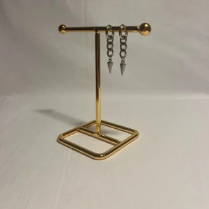 Örhängen  - Super fina örhängen! Finns i silver och guld.  Köp för 99kr/st Eller 185kr/paret. Modell 119.  Smyckes ställningen finns även att köpa för 299kr!