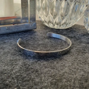 Armband  - Riktigt fräscht och somrigt armband som passar alla! Om du har frågor eller funderingar är det bara att höra av dig!😀