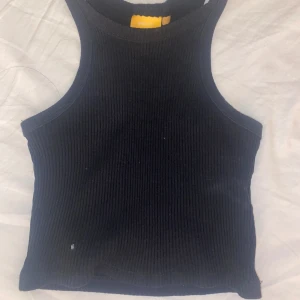 topp - svart enkel topp som är perfekt till sommaren och är jätte fina.