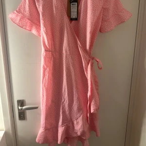 Veromoda klänning - Jag säljer denna jätte fina somriga klänningen🌸 Jag har endast testat den, prislapp kvar💕nypris 350kr🤗