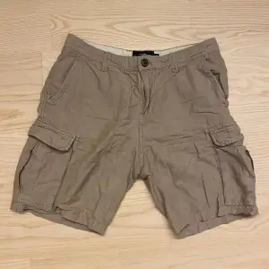 Ett par beiga cargo shorts från Kappahl Hampton Republic, använda. Herr storlek 30. Kontakta gärna mig om du har frågor🩵