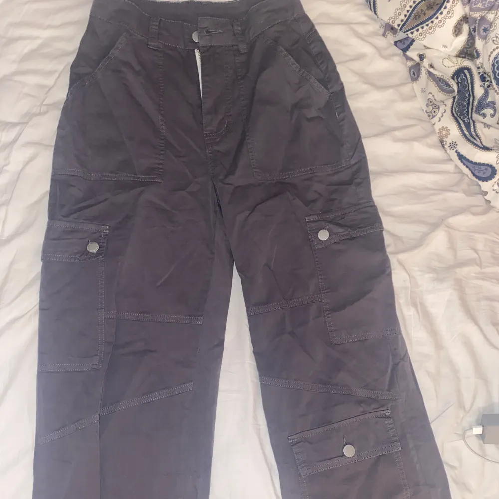 cargo pants som är gråa och högmidjade, aldrig använt men den är ändå fin och ser bra ut.. Jeans & Byxor.