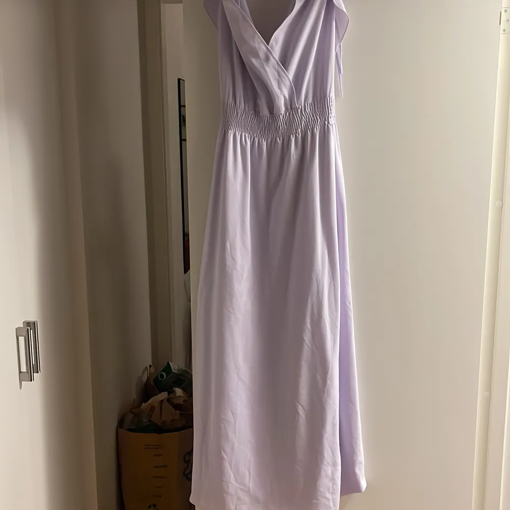 Jätte fin lila balklänning, använd 2gg. Passar M-XL (Kan gå med på lägre pris). Klänningar.