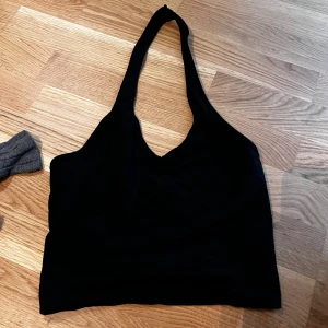halterneck topp - halterneck top från hm, endast testad men aldrig använd, står ingen storlek men skulle gissa på xs.