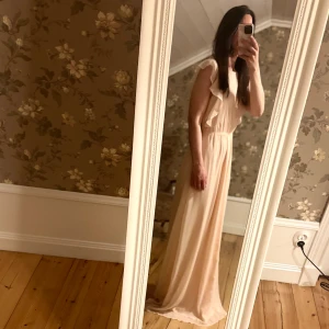 Finklänning - långklänning - Finklänning perfekt till fest eller bröllop! Nyskick! Ljusrosa sommarklänning i stl. 36. Mjuk och skön med fint fall. 