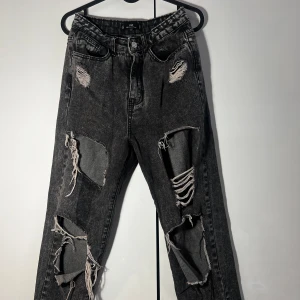 Jeans med slitningar - Väl använda men i bra skick, storlek xs. 