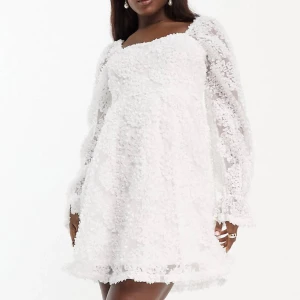 Dröm klänning - Säljer nu denna galet fina klänningen! (Oanvänd lappar kvar). Nypris 999:- 