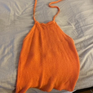 Topp orange fin sitter fint 💕 - Stickad har använt den 1 gång sitter fint den e mörk ljus orange Storlek S ifrån gina öppen där bak 💕