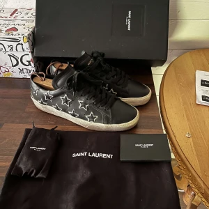 Saint Laurent skor -  Saint Laurent skor  ”SL/06 Star” Skick 9/10 Strl EU 40 passar som 40,5 Nypris ca 7700kr Skickar bara!