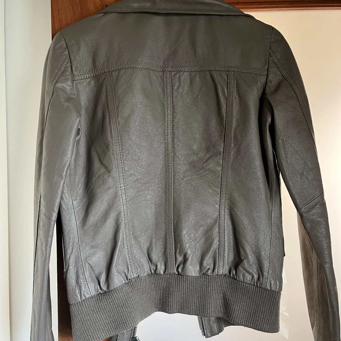 Gråbeaige skinnjacka - 91