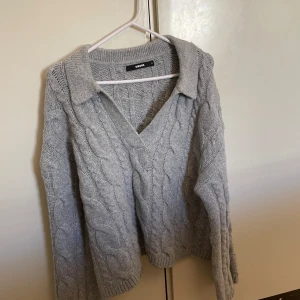 Stickad tröja  - Stickad grå tröja från bik bok, oanvänd. 