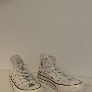 Converse – Chuck 70 – Vita sneakers med läppbroderi och höga skaft. Använda ca 5 ggr, köpte för 1 020 kr. 