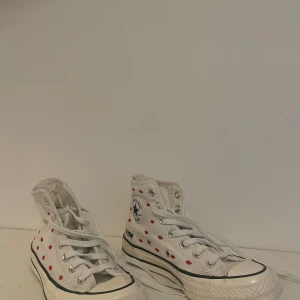 Converse Chuck 70 - Converse – Chuck 70 – Vita sneakers med läppbroderi och höga skaft. Använda ca 5 ggr, köpte för 1 020 kr. 