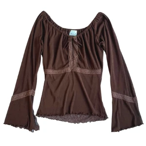 Mesh tröja - (Läs min profil innan du ställer frågor) vintage mesh tröja (tror 90-tal) med utsvängda armar och spetsdetaljer 💜 tyget är väldigt stretchigt. Har vissa lösa trådar och tecken på användning (se sista bild)