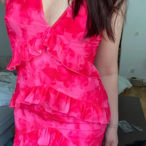 Maxiklänning volang - Slutsåld på ASOS - Nyskick- med prislapp kvar!  Storlek 36, lite för liten för mig vilket är anledningen att jag säljer. Ääälskar annars! Klänningen är slutsåld i alla storlekar på ASOS. (Andra bilden lånad) den kostar 1209 kr på ASOS (fri frakt)