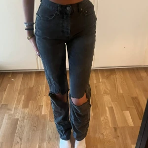 Svarta jeans  - Svarta jätte fina jenas Pris kan diskuteras 