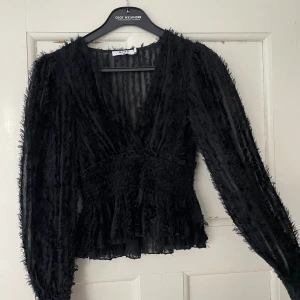 Ny fin blus från NA-KD - Endast använd en gång, sitter för tajt över bysten på mig. Annars normal i storlek och väldigt fin.