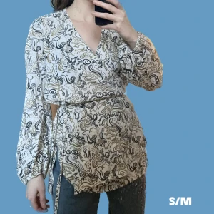 Omlottsblus i skimmrande tyg, vintage - Toppenskick. S/M