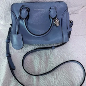 Alexander McQueen väska - Superfin crossbody bag från Alexander McQueen. Avtagbart band så man kan ha den som handväsk också. Köptes på Vestiaire och är i perfekt skick. Älskar den så säljer bara om jag får bra bud. Köptes för ca 5300.