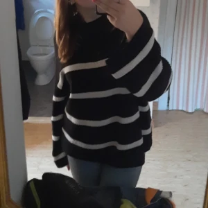 Randig stickad tröja - Mellan lång, storlek M är lite oversized. Hör av er om fler bilder eller om du har några frågor. 💘 Köpt för 300 tror jag.