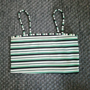 Randig topp - Kortare färgglad topp💚💛💙