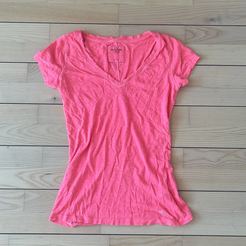 Rosa t shirt från abercrombie&fitch, tröjan är i bra skick. Skriv om ni har frågor 💓. T-shirts.