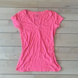 Rosa t shirt från abercrombie&fitch, tröjan är i bra skick. Skriv om ni har frågor 💓