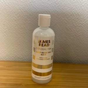 Tan sleep mask- brun utan sol - Beskrivande text lånad från nätet: ”Sleep Mask Tan Body från James Read appliceras på kvällen för att verka under natten, och ger huden en solkysst look medan du sover. ”